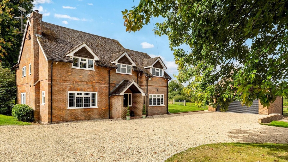 Princes Risborough House | Chilterns Countryside Hideaway with Hot Tub| Pass the Keys