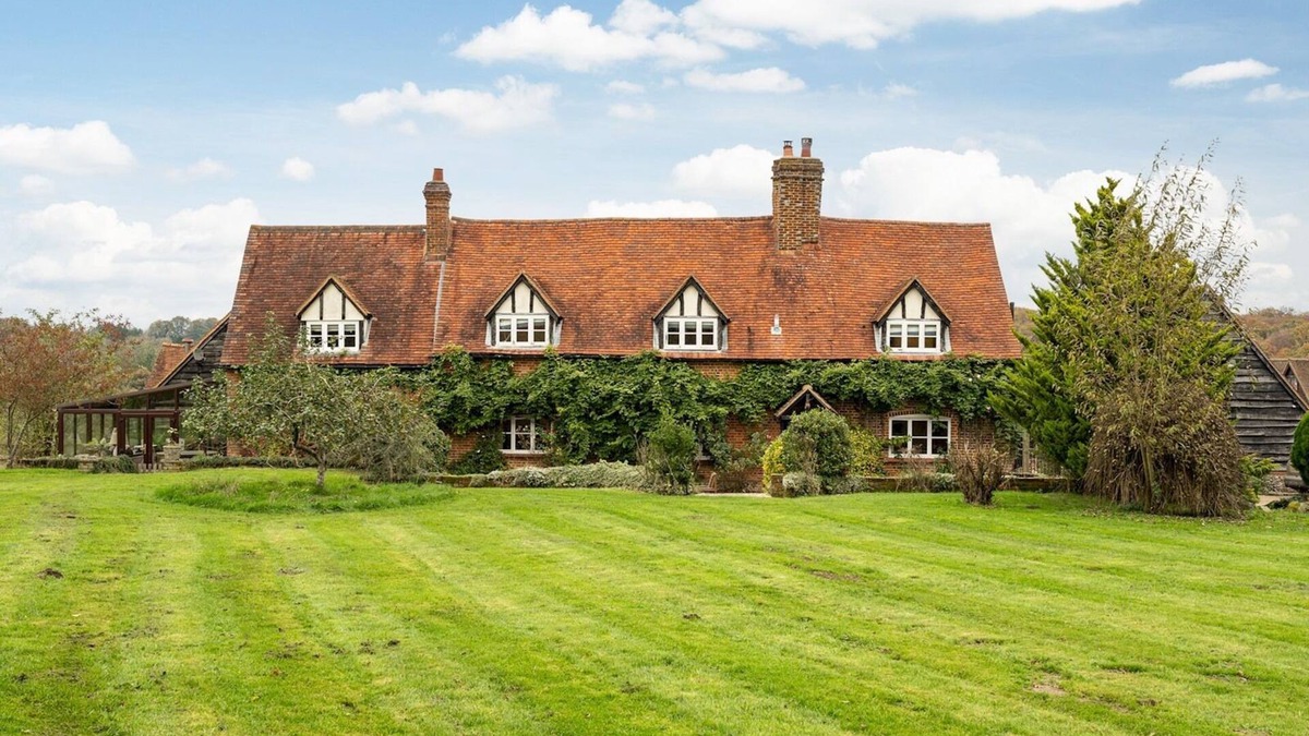 Lacey Green House | Chilterns Farmhouse Hideaway Pass the Keys