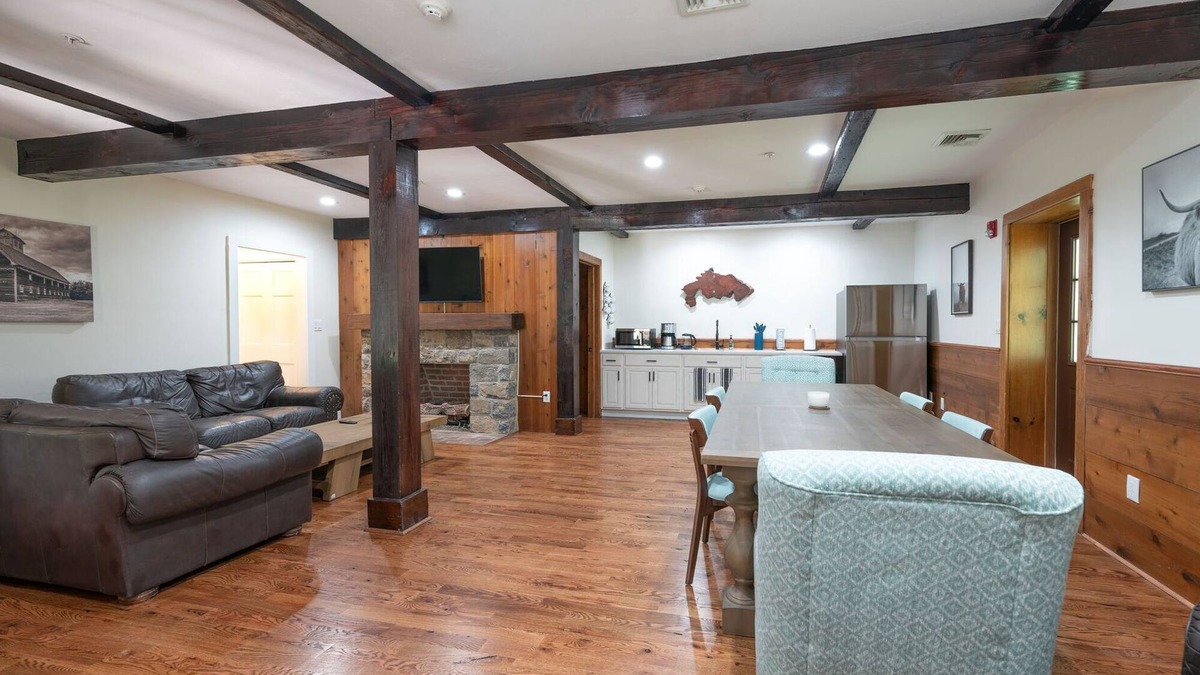 Lambertville House | Chimney Hill - 05) Conf Suite