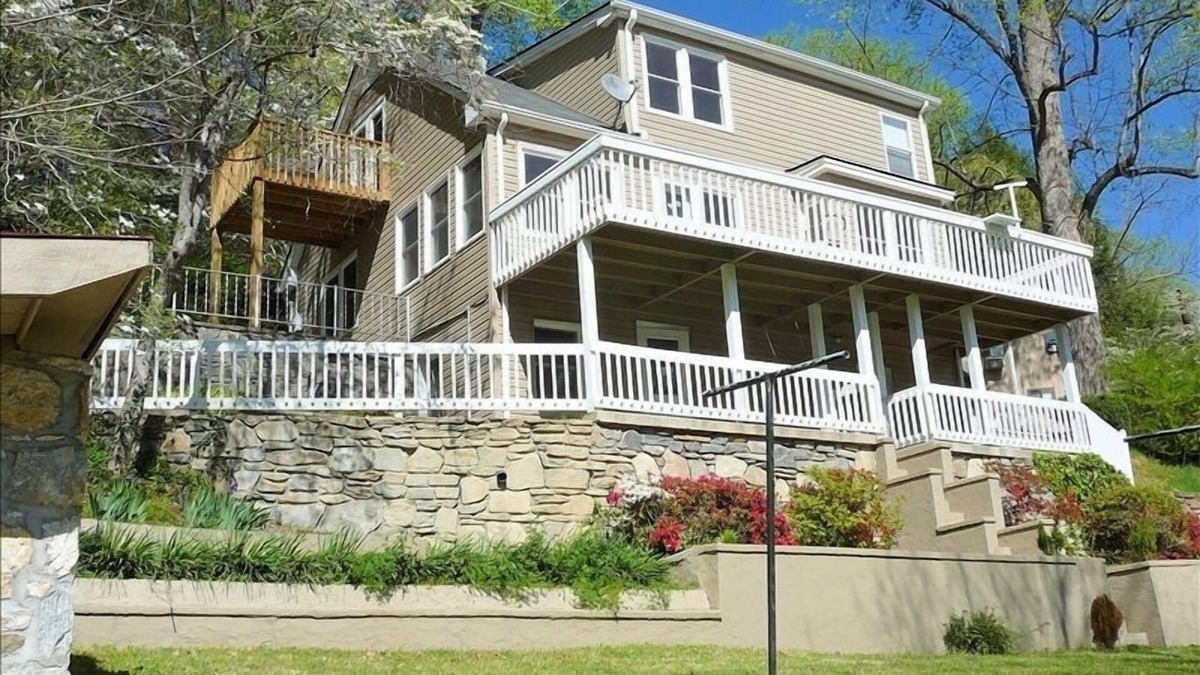 Bat Cave House | Chimney Rock Getaway minutes to State Park Wi-Fi, Game Room, Pet friendly, Kids