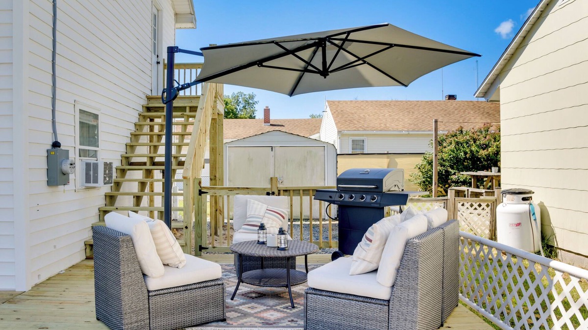 Chincoteague Apartment | Chincoteague Apartment w/Deck: Walk to Waterfront