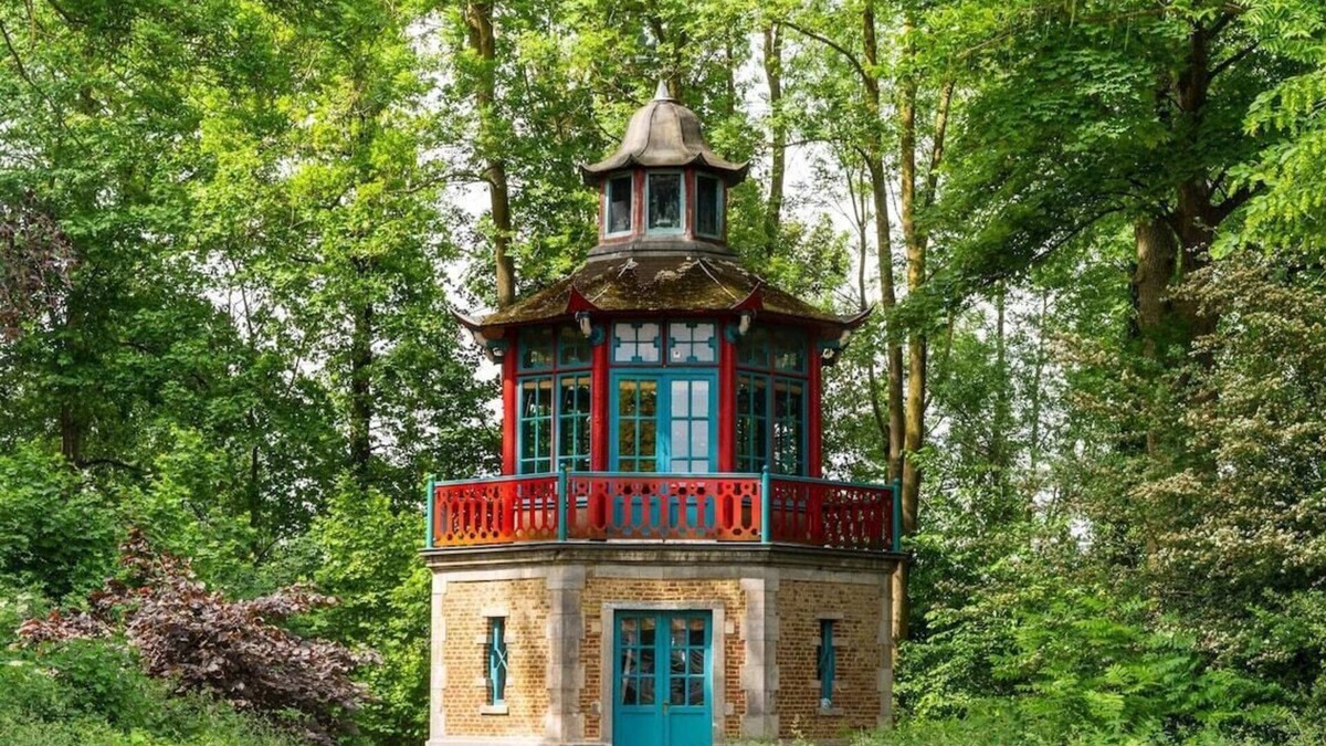 Faimes Apartment | Chinese pavilion at the château