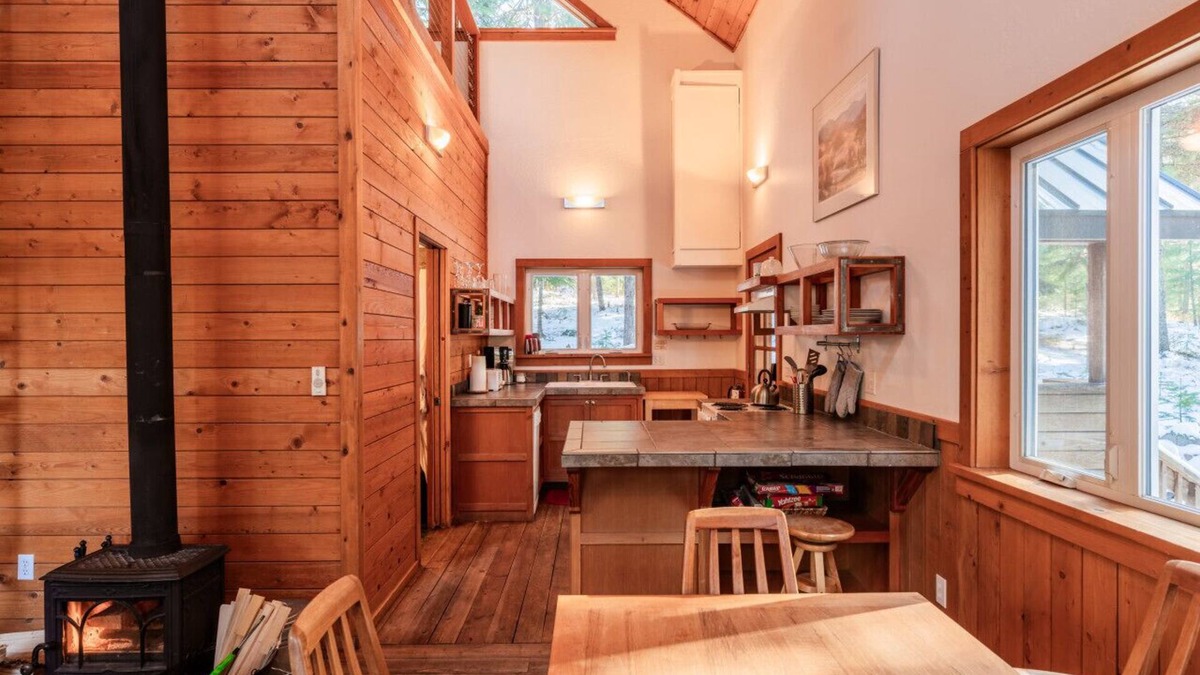 Ashland Cabin | Chinquapin Mountain Cabin w/Jacuzzi and Wood Stove at Green Springs Inn