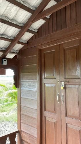 Kampung Banat Bawah Hotel | Chinta Chinta Cottage Chalet Kayu