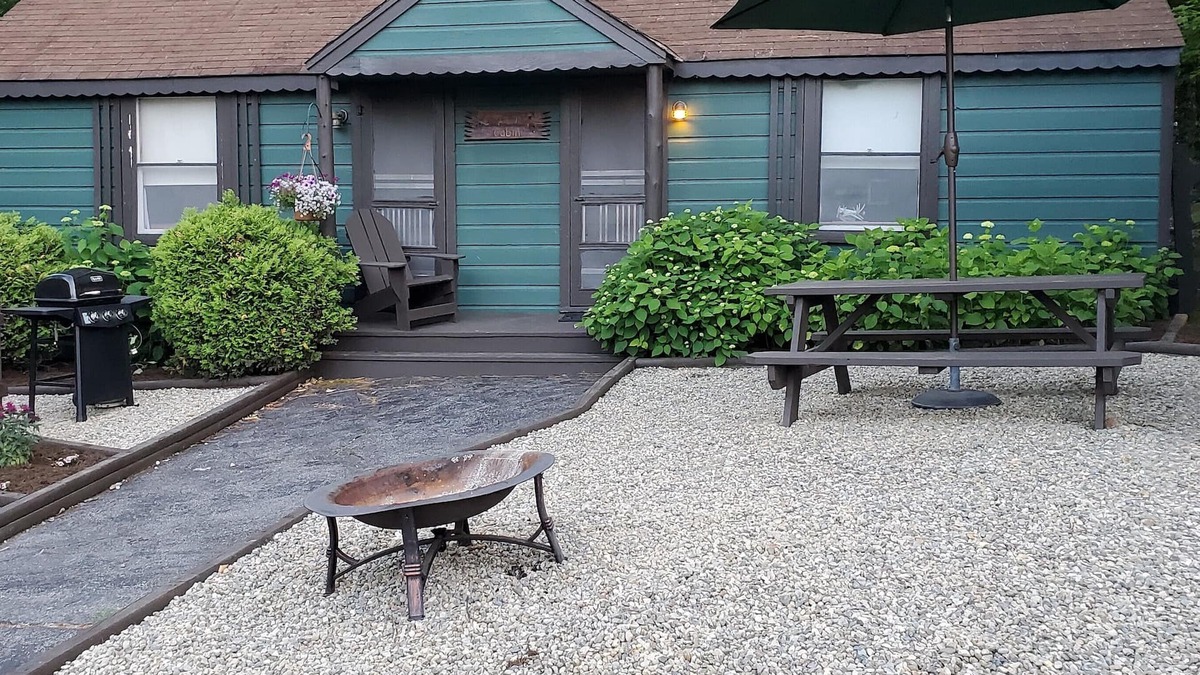 Chestertown Cabin | Chipmunk Cabin, Beautiful hand carved King Bed, Full Kitchen, plus AC! sleep 2