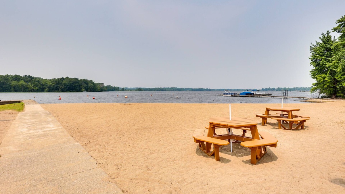 Gloria Glens Park Cottage | Chippewa Lake Cottage w/Fire Pit!