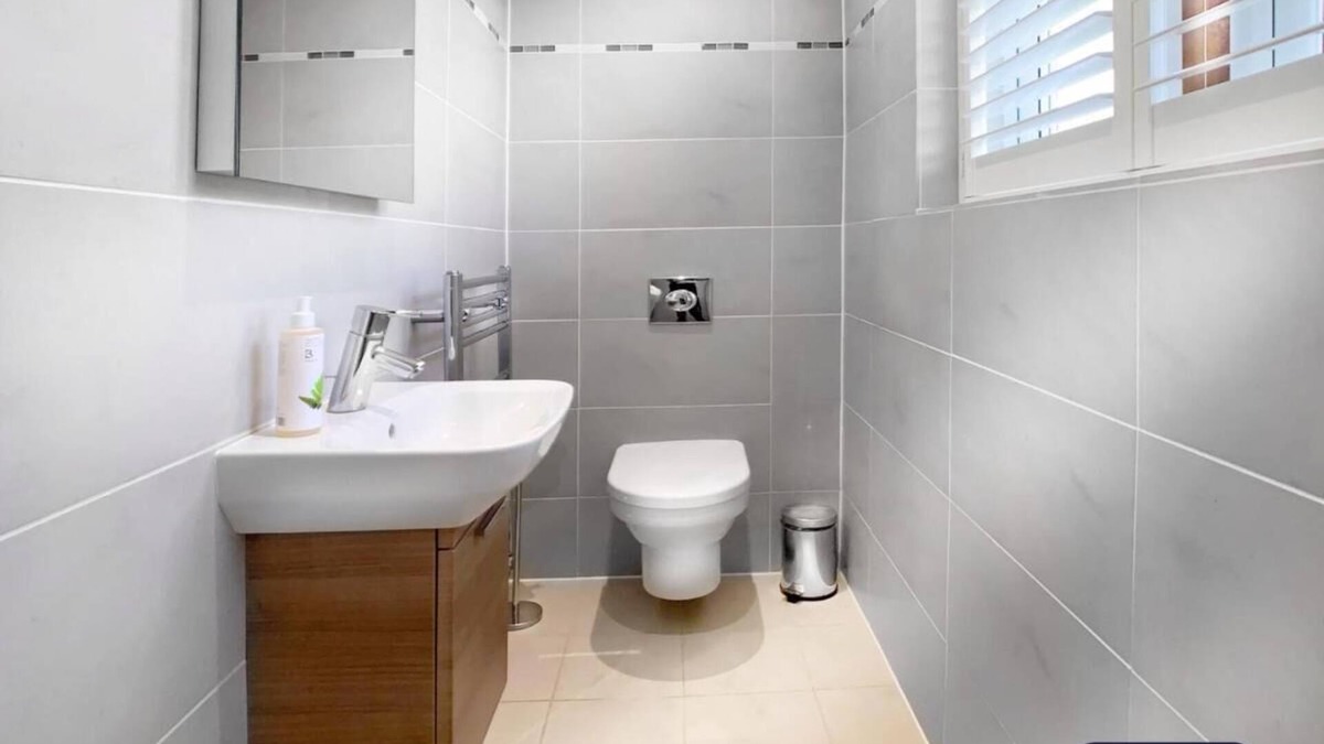 Woking House | Chobham - 3 Bedroom Townhouse W/Garden & Parking