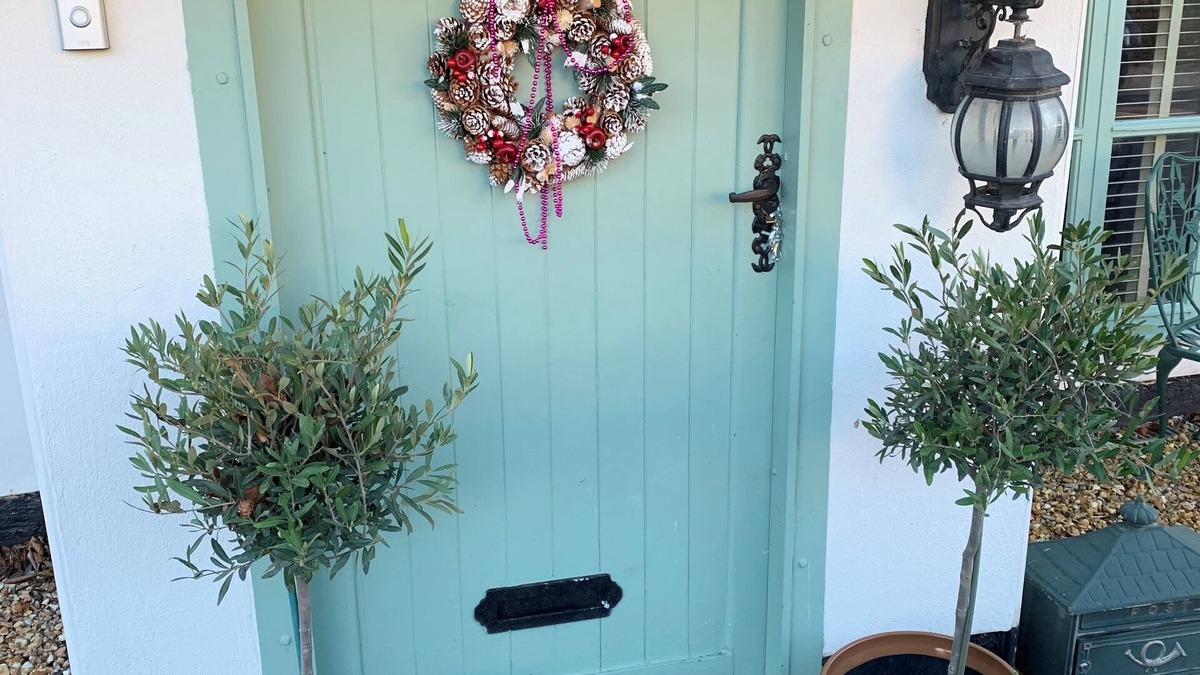 Ashbury Cottage | Chocolate box thatch cottage with bell tent