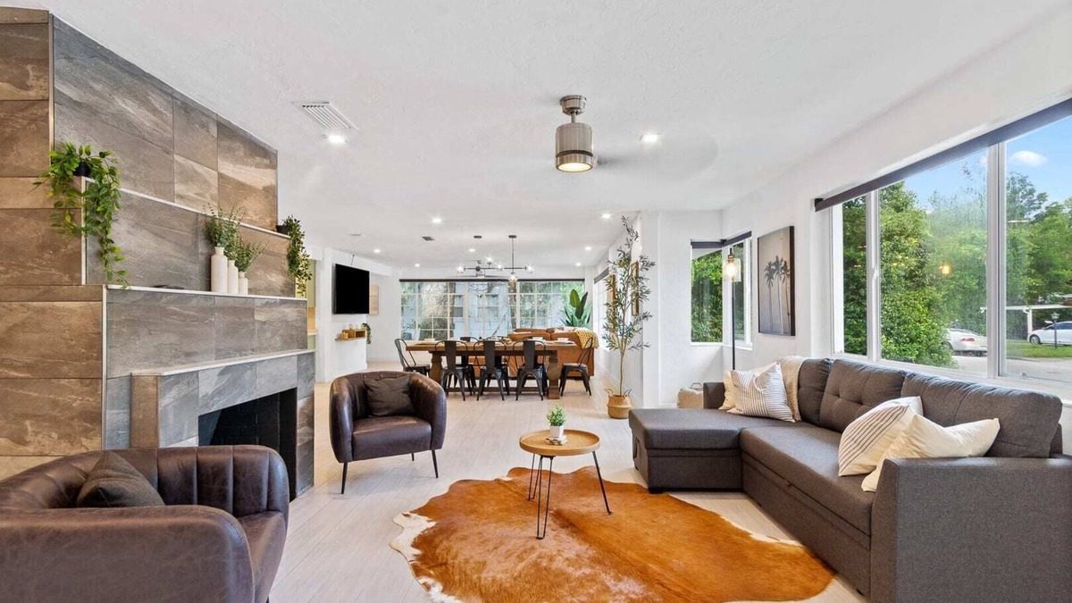 Gainesville House | CHOMP HOUSE - 0.8m to Stadium, Pool, Sleeps 16, Mini Golf, Huge TV