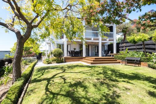 Mount Pleasant House | Christchurch - Art space, sea views, private