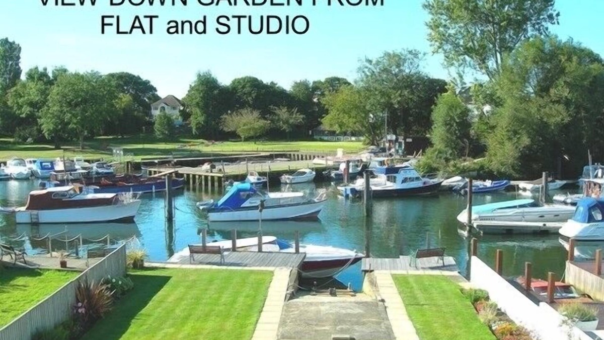 Christchurch Apartment | CHRISTCHURCH RIVERSIDE FLAT- fishing available