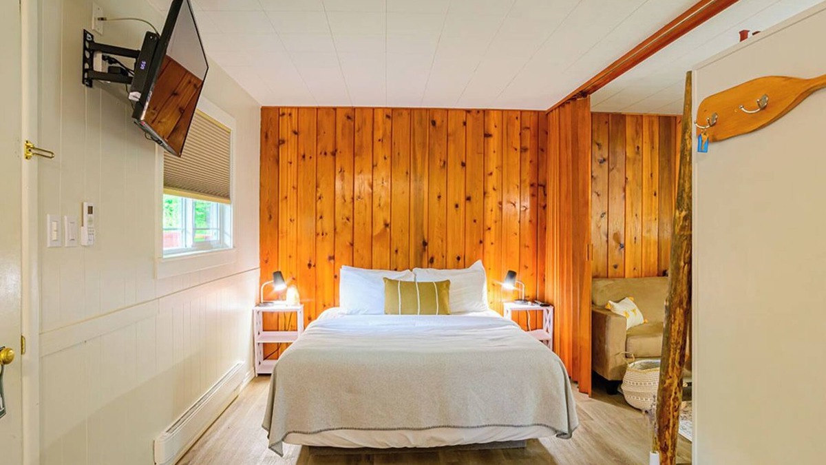 Christina Lake Hotel | Christina Lake Rustic & Roomy, Sleeps 4, Private Terrace -Beaches, Golf, Fishing