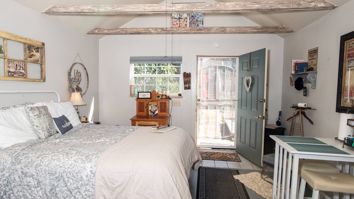 Placerville Cottage | CHUCKELLI FARM's COZY COTTAGE