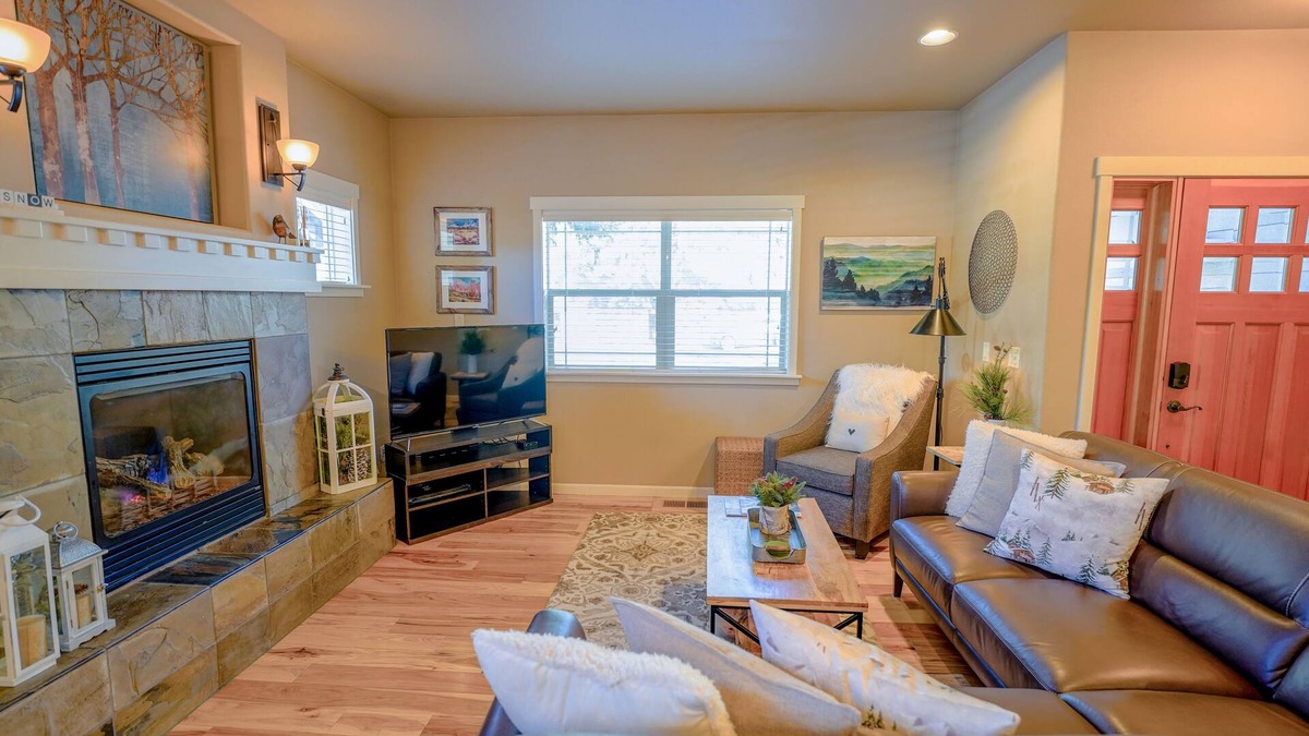 Southern Crossing House | Chukar's Nest/Old Mill District/Hot Tub/BBQ/Firepit/Bikes