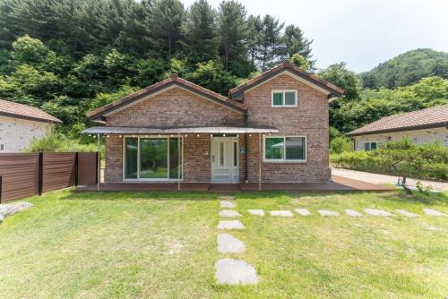 Chuncheon House | Chuncheon Private House Small House in the Forest 2