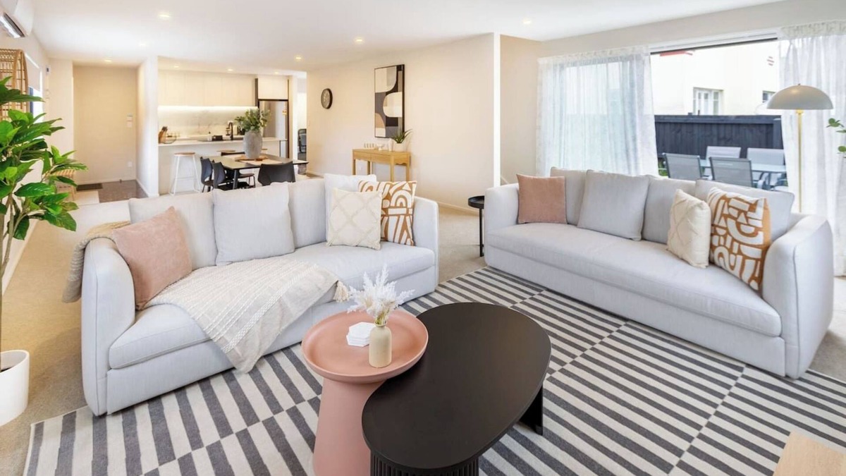 Upper Riccarton House | Church Corner, Parking and Large Living Area