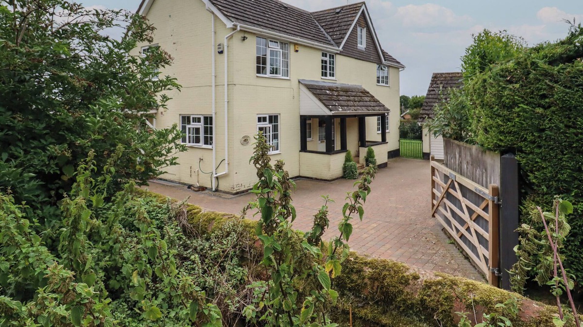 Hepworth Cottage | CHURCH COTTAGE, pet friendly, with open fire in Barningham, Suffolk