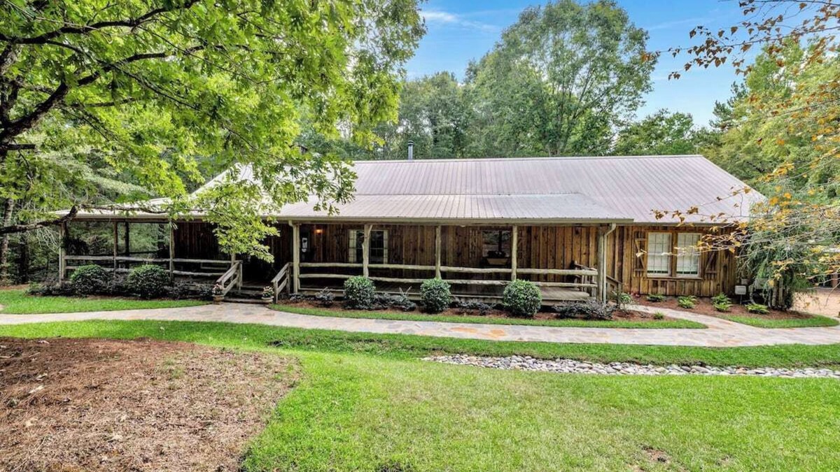 Pell City Cabin | Church Farm cabin is a cozy cabin for an unforgettable stay in central Alabama