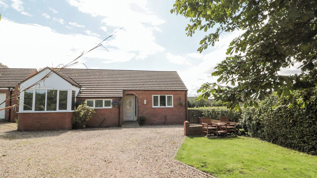 Withernwick House | CHURCH VIEW, pet friendly, with open fire in Aldbrough