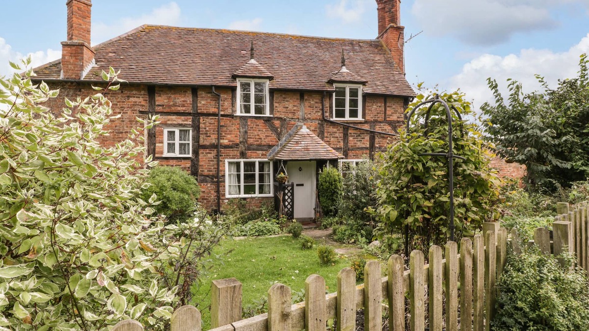 Bushley Cottage | CHURCHEND COTTAGE, family friendly, with open fire in Tewkesbury