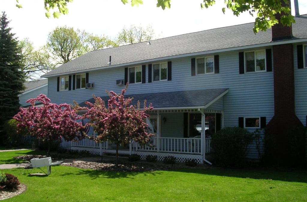Hubbard Lake Hotel | Churchill Pointe Inn