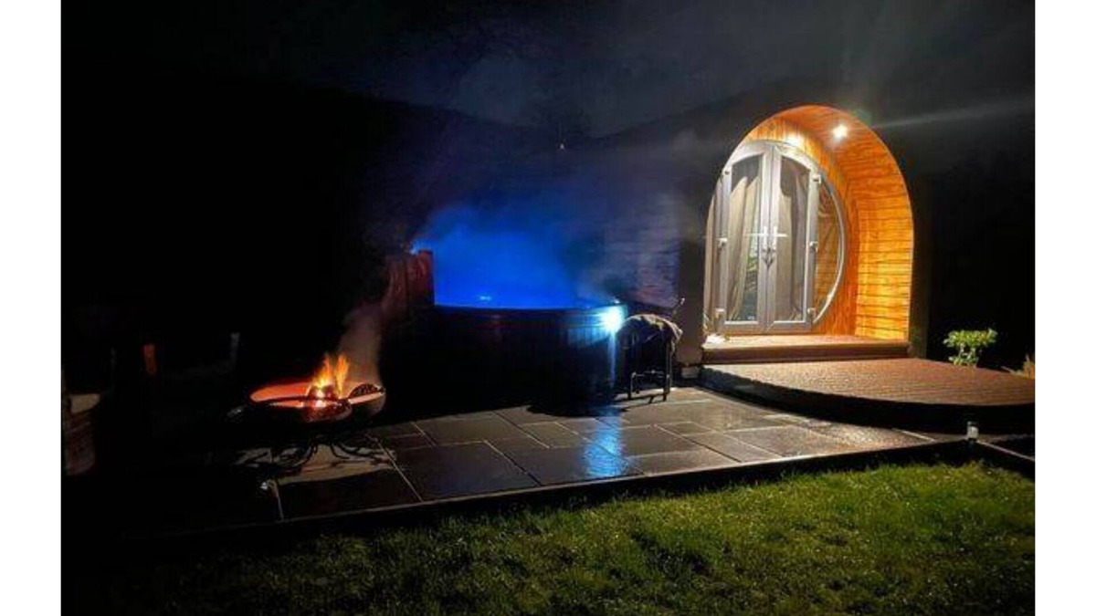 Erwood Cabin | Chwefru Timber Frame Pod with Private Hot tub