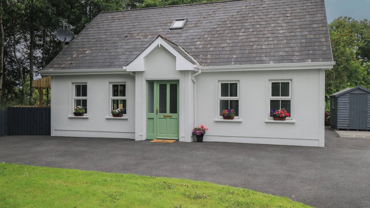 Riverstown Cottage | CIARA'S PLACE, family friendly in Riverstown, County Sligo