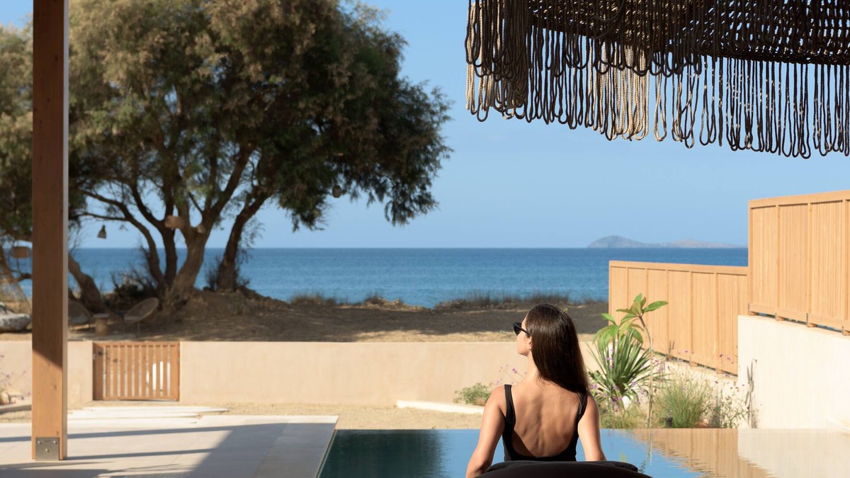 Karteros Villa | Cicada Alas Suite, Elegant Beach Living