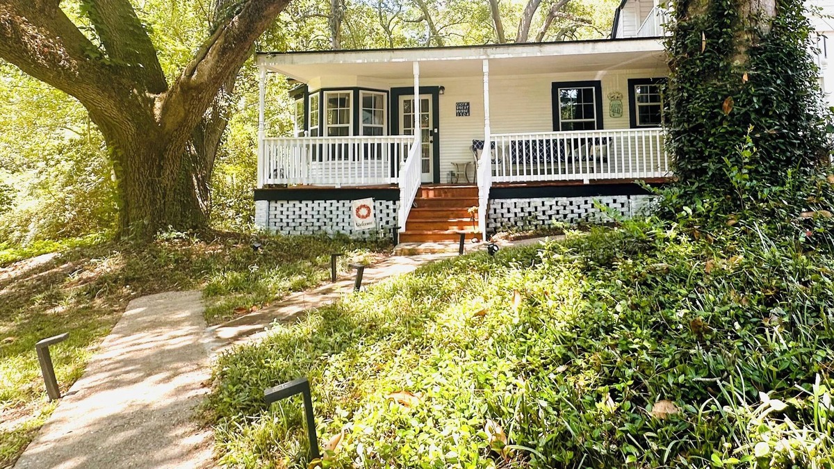 Laurel Cottage | Cici's Guest House Top rated stay in Laurel