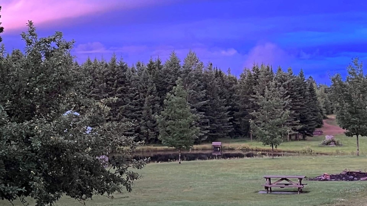 Chartierville Ski Chalet | Ciel Étoilé, lac Prive Pour Baignade, 103 Acres, Motoneige, Ski, Vélo, Randonnée