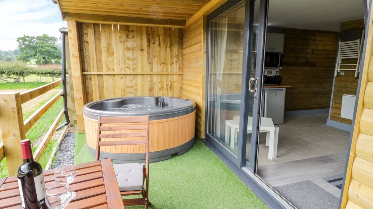 Llandrillo Cottage | CILAN LODGE, family friendly, with hot tub in Llandrillo