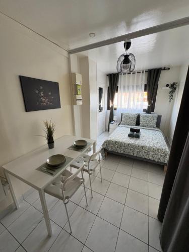 Saint-Ouen Apartment | Ciné à la maison ! Studio à 2 min du métro