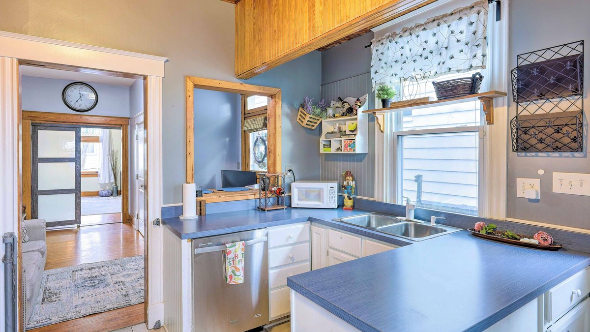 Clifton Heights House | Cincinnati Home w/Deck & Private Hot Tub!