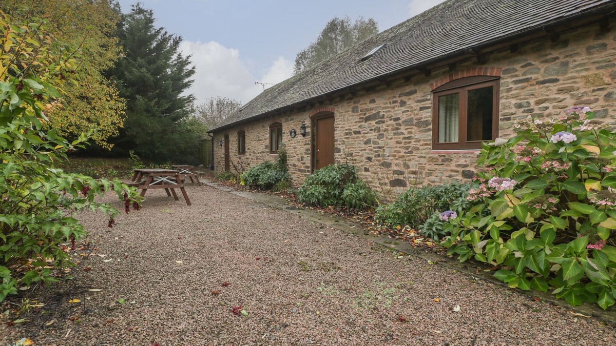 Hay-on-Wye Cottage | CINDER COTTAGE, romantic, character holiday cottage in Bromyard