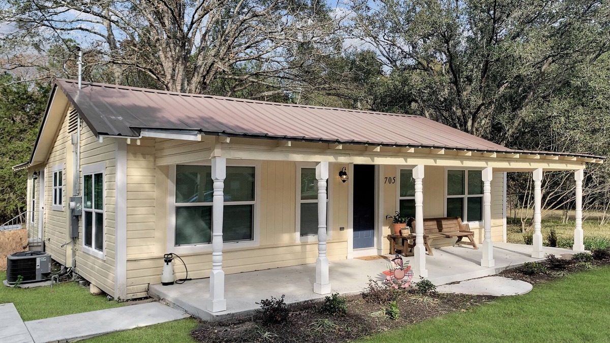 Lufkin House | Cindy’s Cottage is a comfy 2 bedroom house, ready for short/long stays.