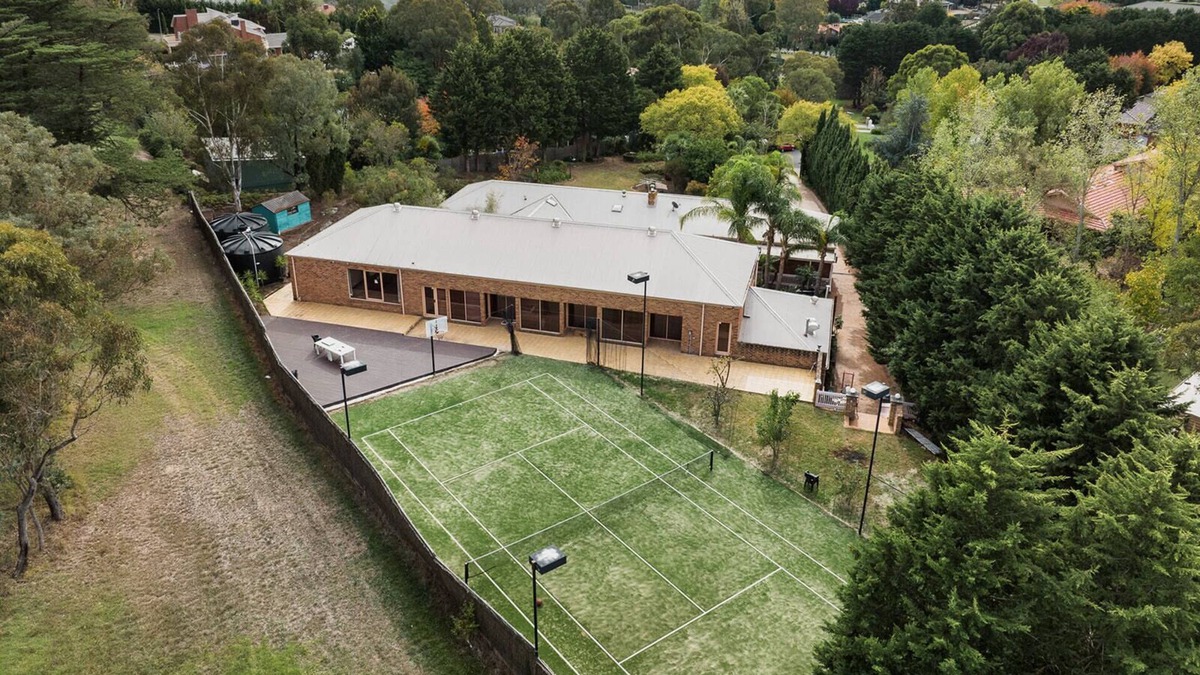 Warrandyte House | Cinema, golf, swimming pool, large space for the ultimate enjoyment