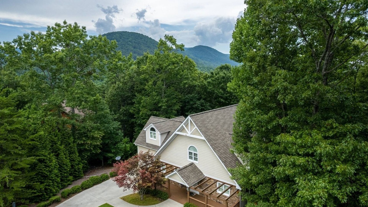 Helen House | Cinna-Bahn Haus - Family Home w/Hot Tub & Game Room Near Downtown