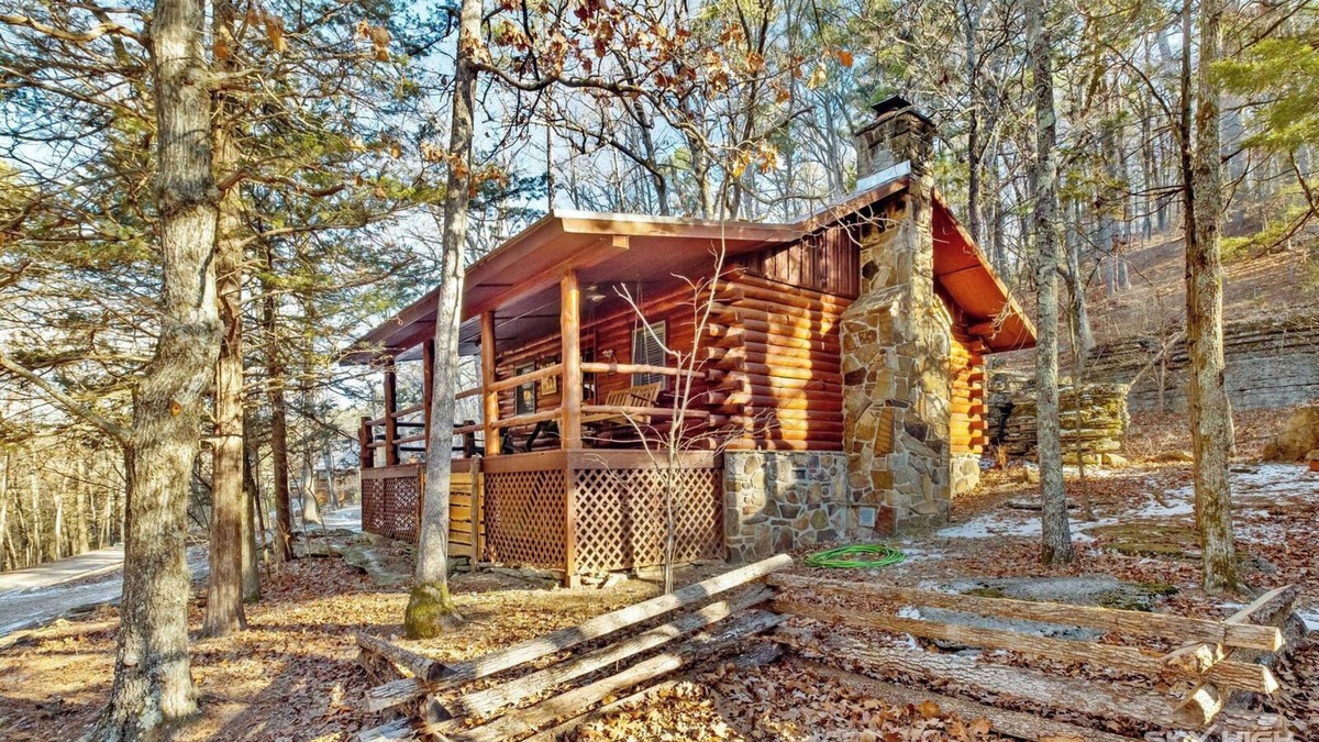 Eureka Springs Cabin | Cinnamon Valley - The Whitetail