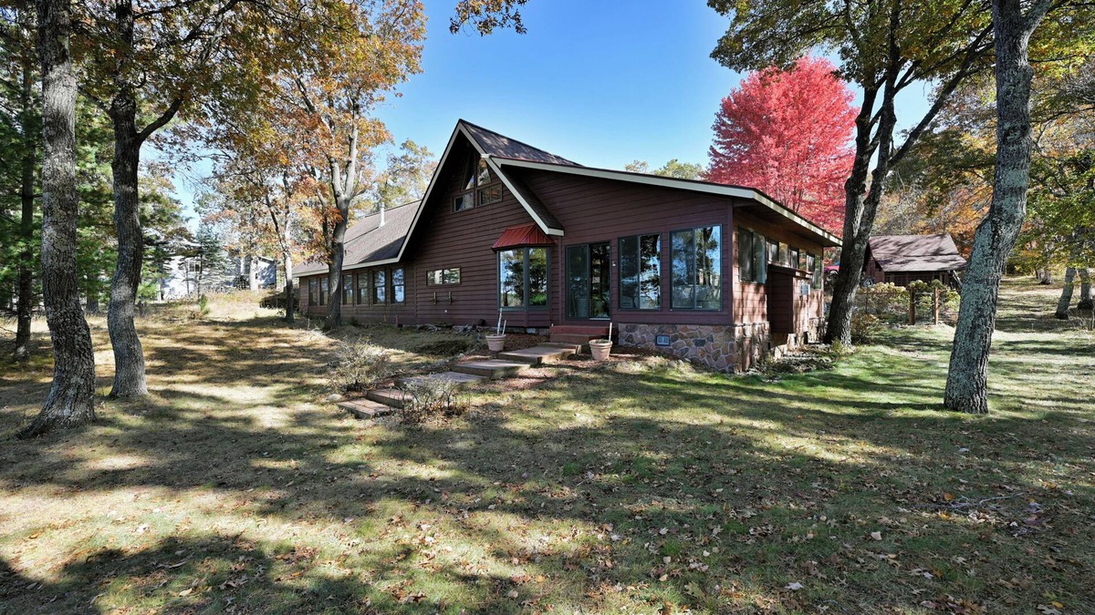 Minong Cabin | Circling Skies Lakeside Lodge - beautiful cabin on the Minong Flowage