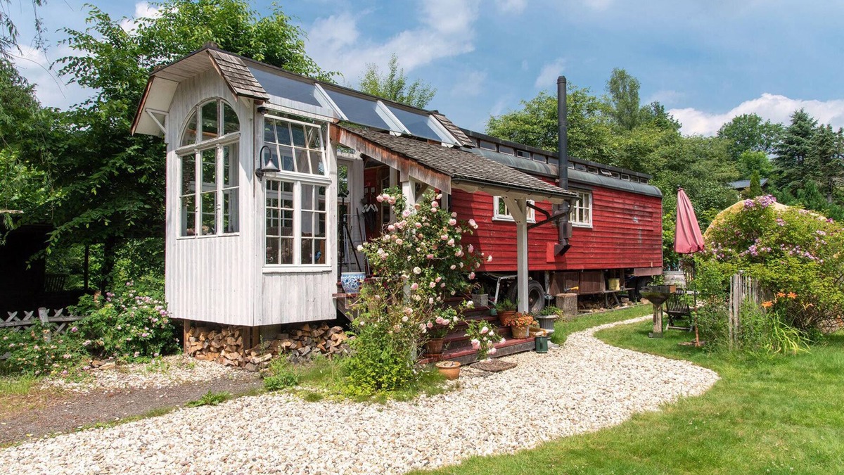 Windeck House | Circus wagon by the river