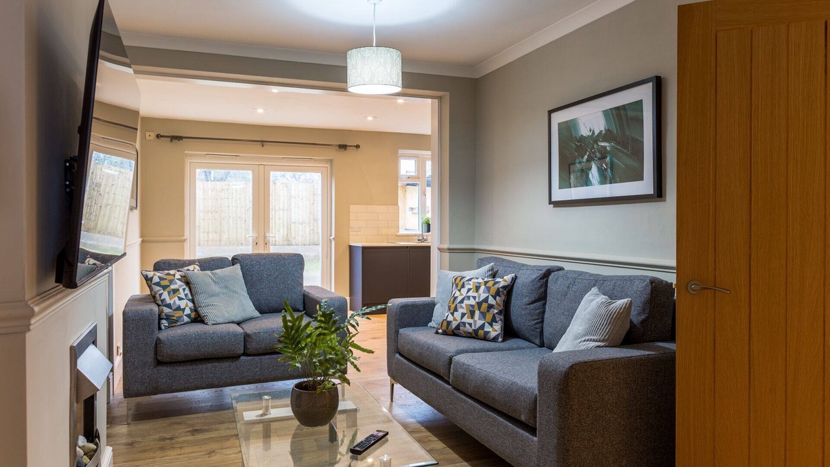 Charlton Kings Apartment | Cirencester Road - Elegant 5 bedroom semi-detached house with garden and patio