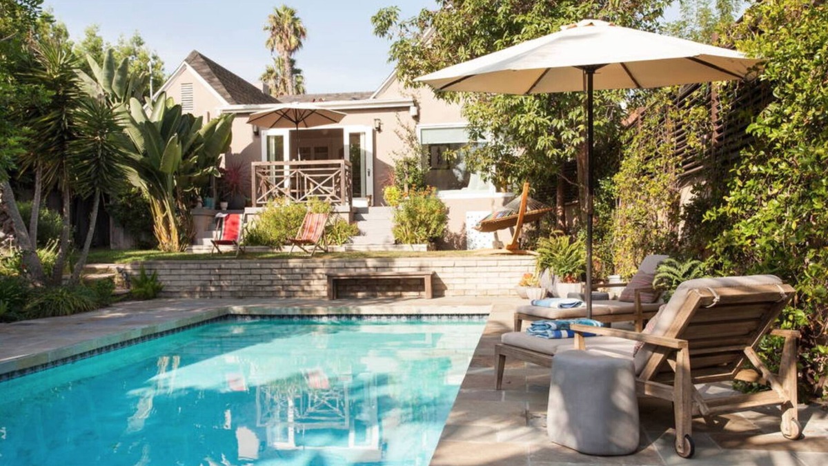 Mid-Wilshire House | CITRUS HOUSE WITH BIG POOL AND GARDEN