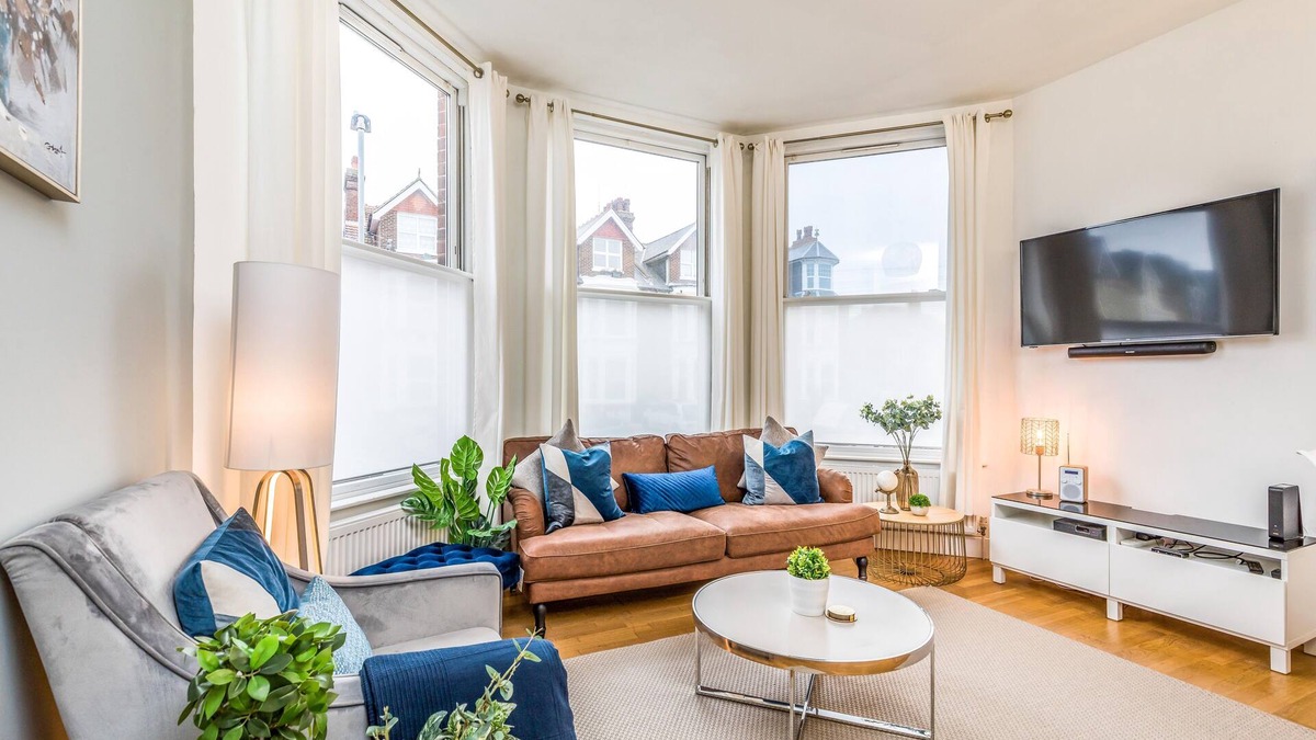 Southsea Apartment | City & Beach in Easy reach 3 double Bedrooms with parking