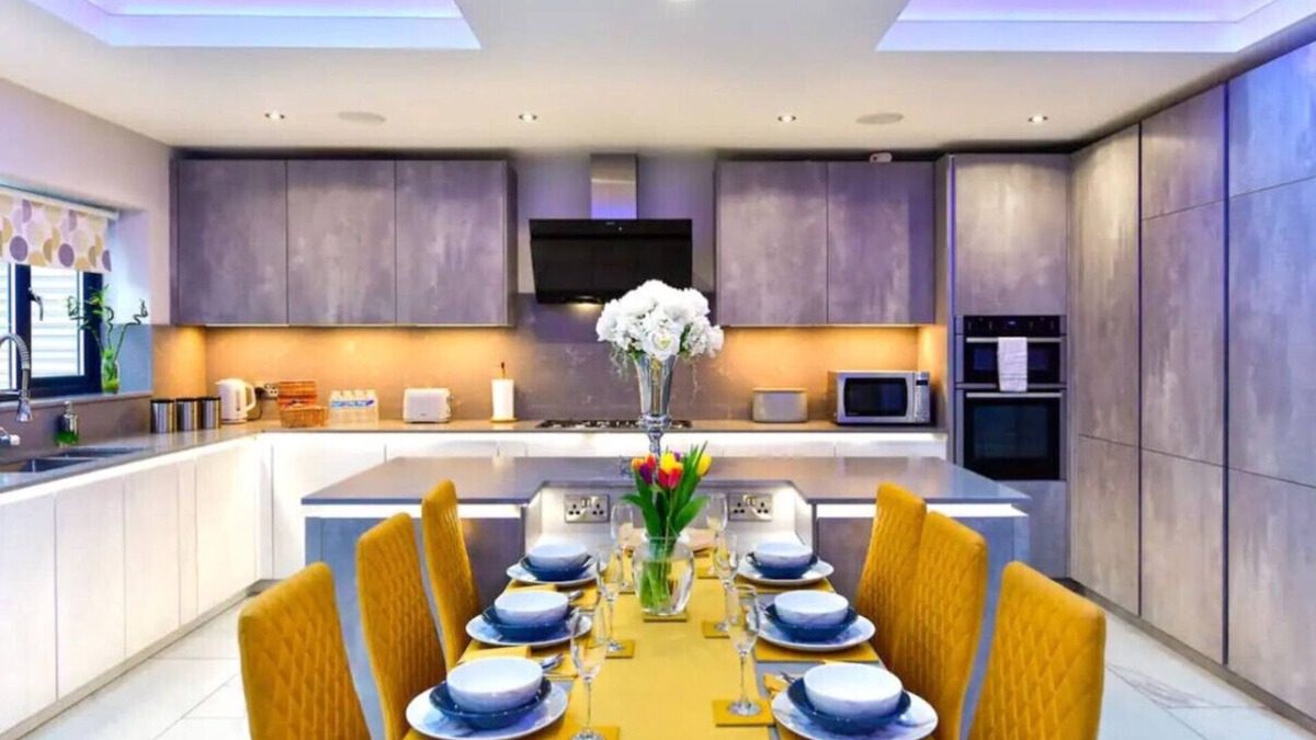 Cyncoed House | City Bliss Escape - free parking and family-sized comfort
