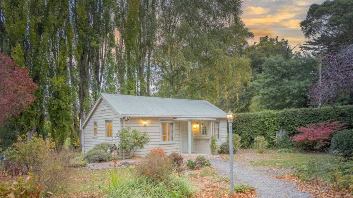 Christchurch Villa | City Break Cottage for couples 27 mins CHC Airport