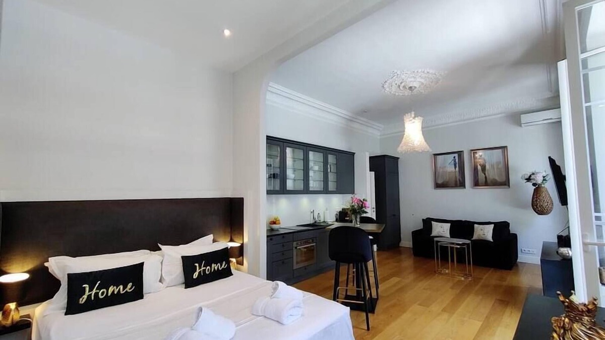 Lepante Quarter Apartment | City Center, chic studio for 2-4, balcony, AC