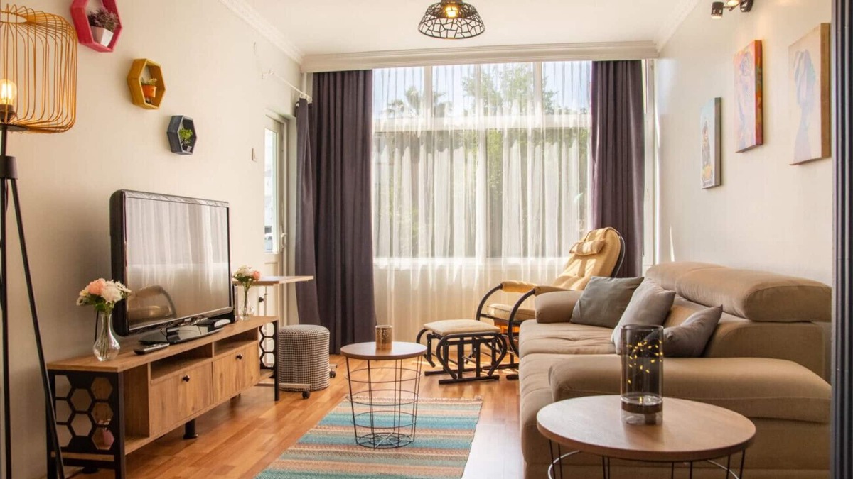 Karsiyaka Apartment | City Center Flat with View in Karsiyaka