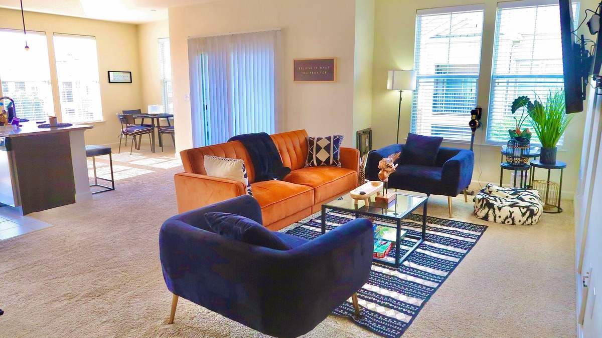 Huntington Apartment | City center luxe PS5 fast Wi-Fi metro access more