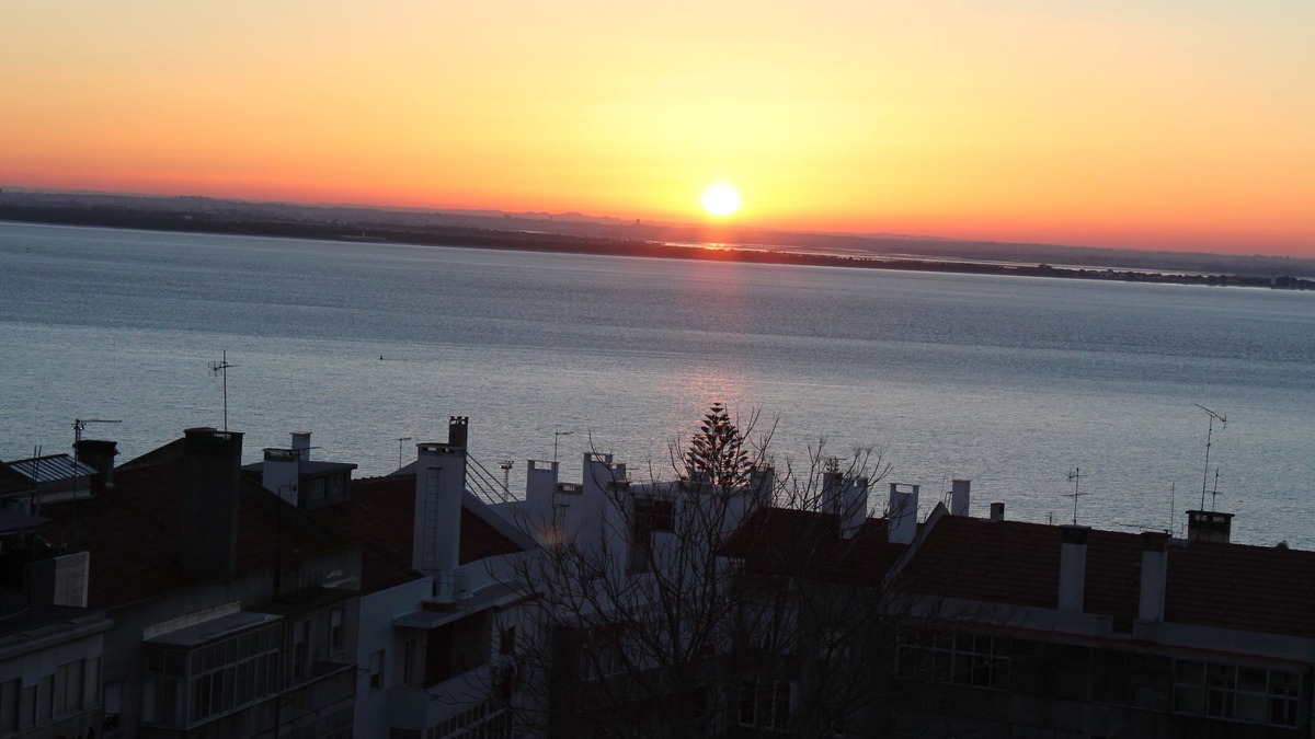 Santa Engracia Apartment | City Center With Amazing River Views. Close To The Major Areas But Very Quiet.