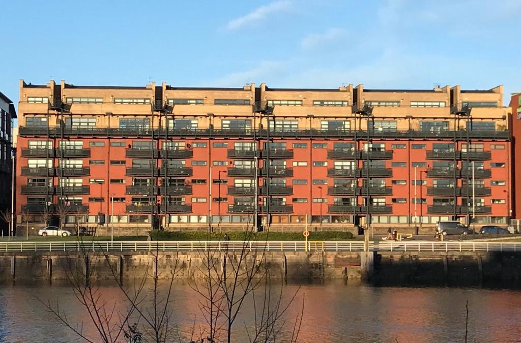 City Centre Glasgow Apartment | City Centre Riverside Apartment with private parking